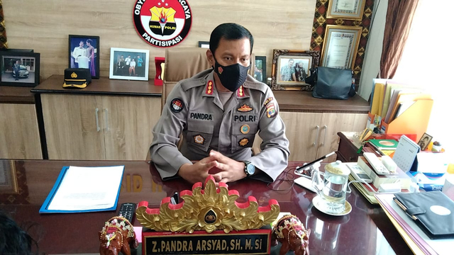 Kabid Humas Polda Lampung Kombes Pol Zahwani Pandra Arsyad saat diwawancarai awak media massa. | Foto: Bella Sardio/ Lampung Geh