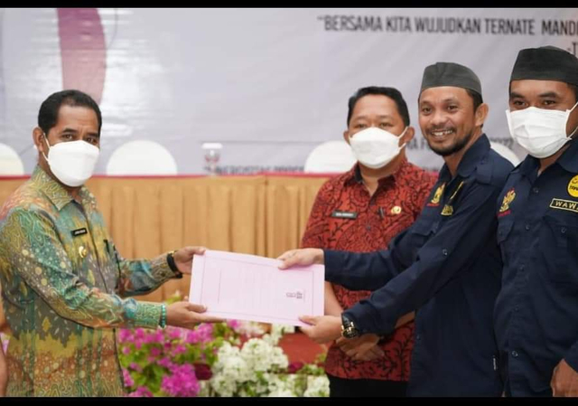 Penyerahan dokumen pembobotan RPJMD dari Presidium Karamat Ternate, M Rony Saleh, kepada Wakil Wali Kota Ternate, Jasri Usman. Foto: Istimewa
