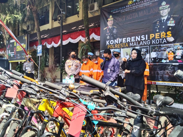 Polresta Malang Kota berhasil menangkap dua pencuri spesialis sepeda gowes. Tampak kedua tersangka (baju tahanan polresta) dan sepeda hasil curian sebagai barang bukti. foto/ Rizal Adhi