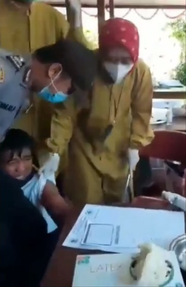 Momen kocak seorang lelaki bertato diduga di Jawa Tengah ketakutan hingga harus dipeluk polisi saat divaksin. (Foto: Instagram/@andreli48)