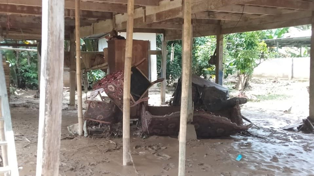 Sisa-sisa material banjir bandang berupa lumpur nampak di rumah warga. Foto: Dok. Istimewa