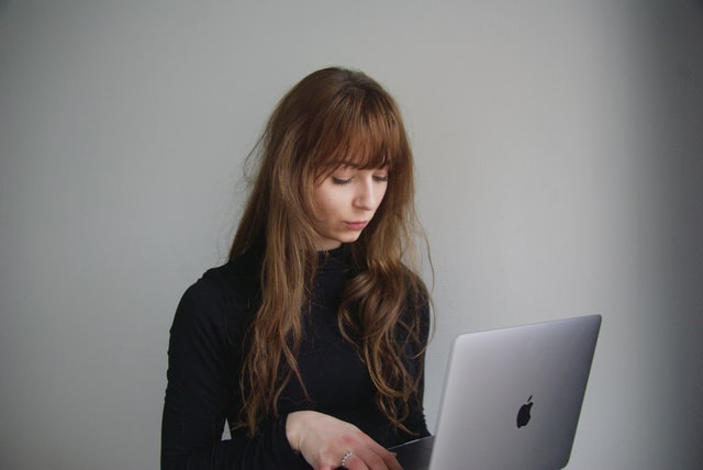 Ilustrasi upload multiple foto di Instagram di PC. Foto: Mathilde LMD via Unsplash