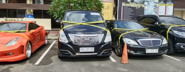 Empat mobil mewah dokter di Medan disita polisi karena menggunakna plat konsulat palsu. Foto: Dok. Istimewa