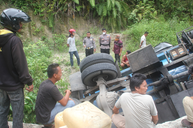 Rem Blong, Truk Tangki Minyak Seret Mobil Avanza ke Jurang di Subulussalam, Aceh (243111)