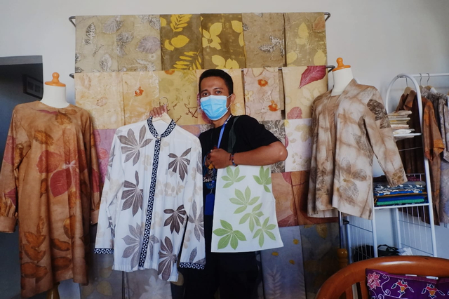 Tootbag dan Kemeja motif ekonomi yang ada di Kahut Sigerbori Lampung, Jumat (27/8) | Foto : Sidik Aryono/ Lampung Geh