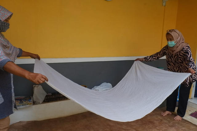 Intip Proses Lahirnya Kain Cantik dari Daun Asli di Kahut Sigerbori Lampung (2)