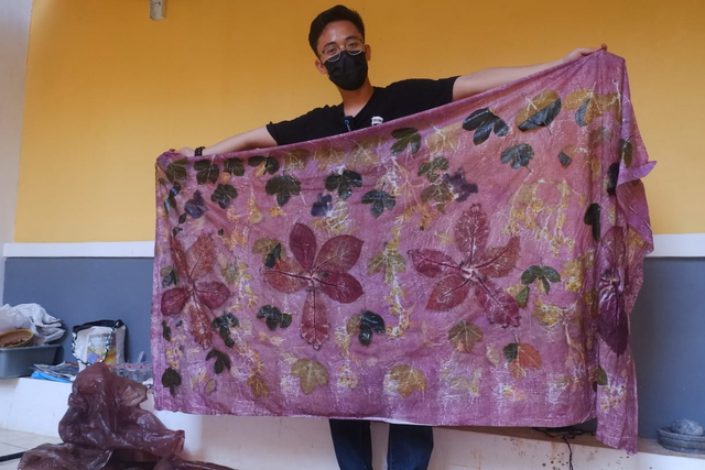 Intip Proses Lahirnya Kain Cantik dari Daun Asli di Kahut Sigerbori Lampung (10)