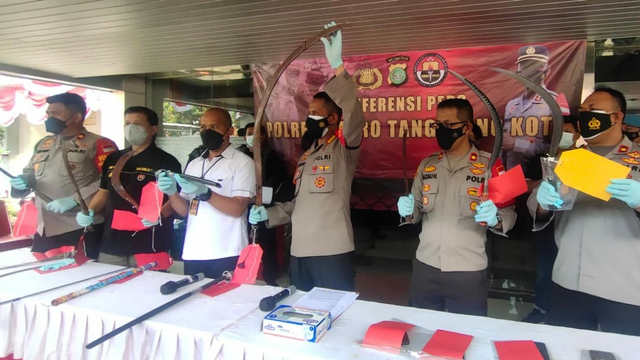 Polres Metro Tangerang Kota merilis kasus penemuan potongan tangan di atas jok motor.  Foto: Dok. Istimewa