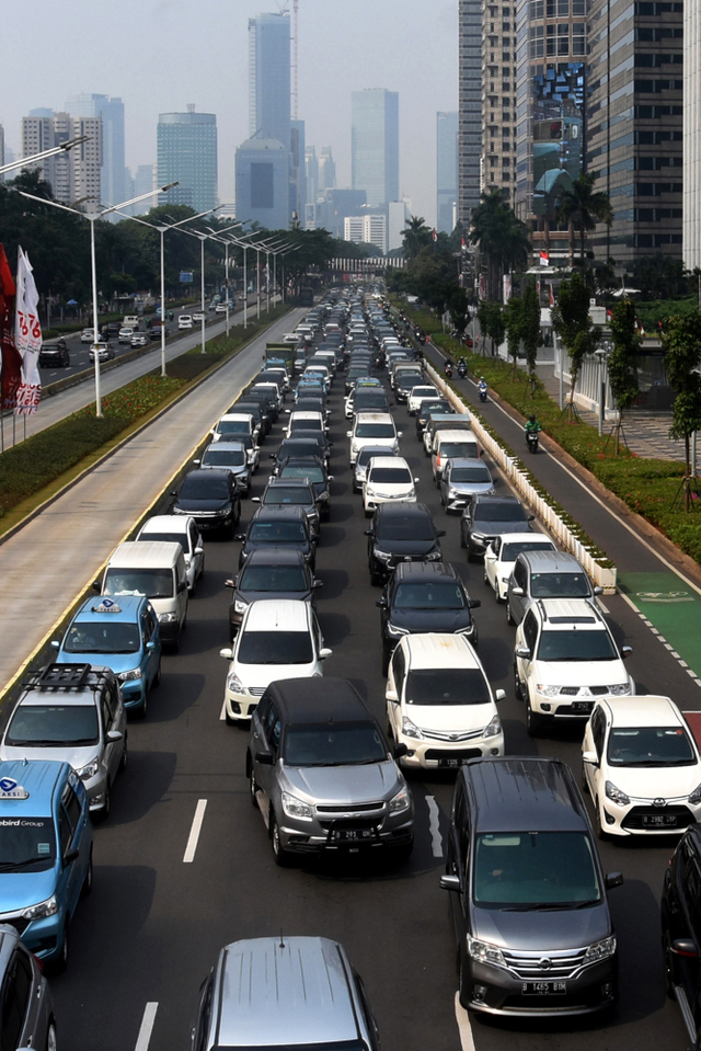 Sejumlah kendaraan berjalan tersendat akibat pengalihan arus pemberlakuan ganjil-genap di kawasan Jalan Jenderal Sudirman, Senayan, Jakarta, Jumat (27/8/2021). Foto: Indrianto Eko Suwarso/Antara Foto