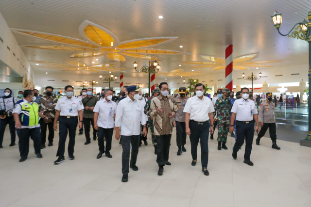 Menko Maritim dan Investasi Luhut Binsar Pandjaitan meluncurkan kereta Bandara Yogyakarta International Airport (YIA) di Kabupaten Kulon Progo, Jumat (27/8). Foto: Humas Pemda DIY 