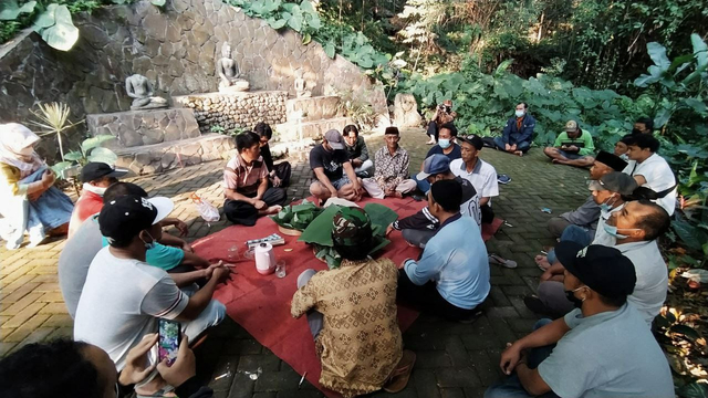 Selamatan sumber di Umbul Gemulo, Bumiaji, Kota Batu, sebagai wujud kepedulian menjaga mata air. Foto: Ulul Azmy