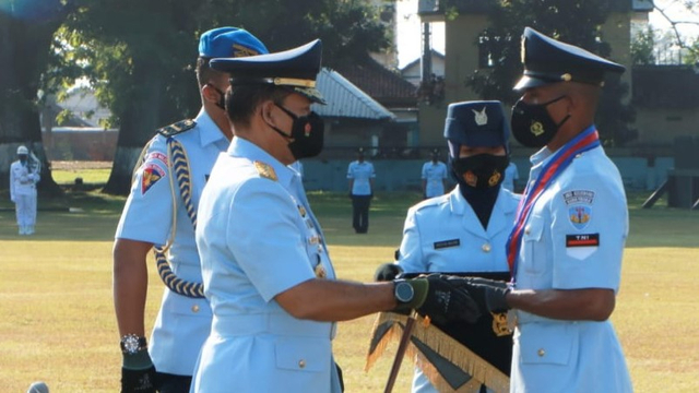 Penyandang lulusan terbaik Semata PK TNI AU Angkatan ke-81 Prada Alan Keiley menerima ijasah dari Komandan Kodiklatau Marsekal Madya TNI Tatang Harlyansyah. (FOTO: Agung Santoso)