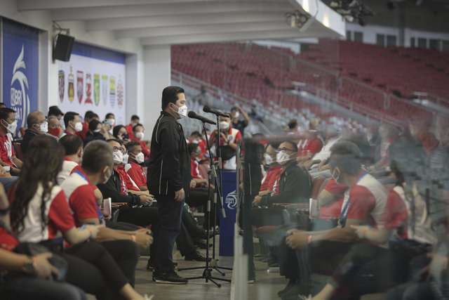 Menteri BUMN Erick Thohir menyampaikan sambutan sebelum membuka Kompetisi BRI Liga 1 2021-2022 di Stadion Utama Gelora Bung Karno, Senayan. Foto: Dhemas Reviyanto/Antara Foto