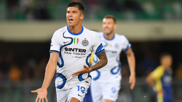 Selebrasi pemain Inter Milan Joaquin Correa usai mencetak gol ke gawang Hellas Verona pada pertandingan Liga Italia di Stadio Marc'Antonio Bentegodi, Verona, Italia. Foto: Daniele Mascolo/REUTERS