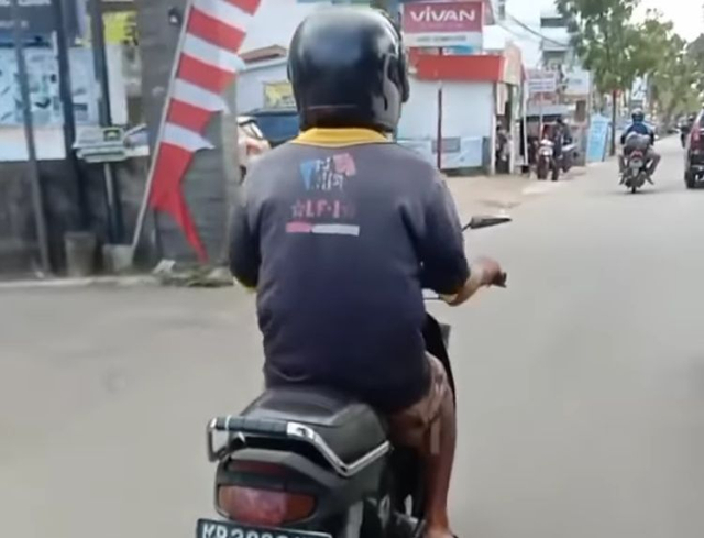 Bapak-bapak yang memamerkan alat kelaminnya terekam warga saat mengendarai motor. Foto: Tangkapan Layar Instagram @pontianaklasak