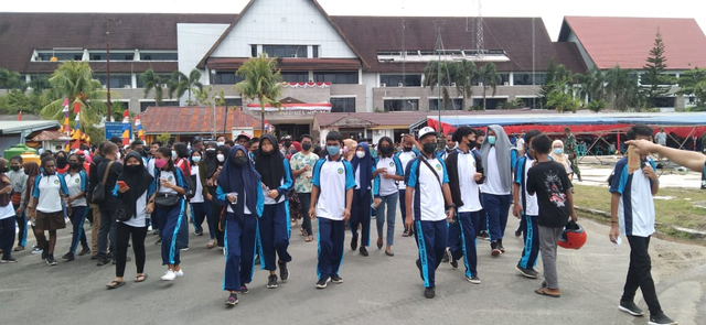 Tampak ratusan siswa SMKN 1 Kota Sorong keluar dari lokasi vaksinasi massal di halaman Kantor Walikota Sorong, karena terlalu lama mengantri, foto: Yanti/Balleo News