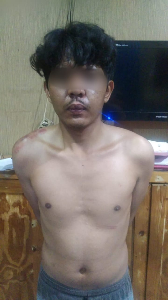 Seorang pria ditangkap Polisi karena bunuh ayah kandung di Cengkareng, Jakarta Barat. Foto: Dok. Istimewa