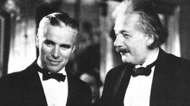 Albert Einstein dan Charlie Chaplin pertama kali bertemu di acara gala premier film City Lights pada 1931. Foto: istimewa