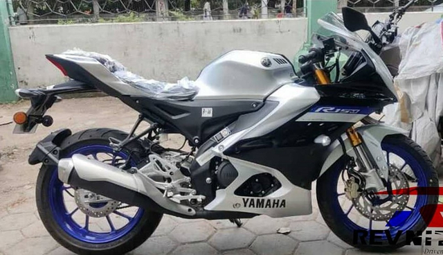 Varian warna silver Yamaha R15 baru yang terlihat di diler India. Foto: Rev Nitro