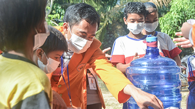 Dokumentasi milik pribadi Gempita SAD saat melakukan praktek Personal Hygiene kepada anak usia sekolah di Suku Anak Dalam (SAD) Jambi.