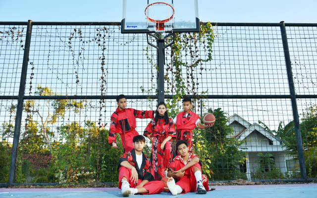 Jumpsuit karya Embran Nawawi yang dikenakan lima remaja aktif di lapangan basket. Foto-foto: Dok. Pribadi
