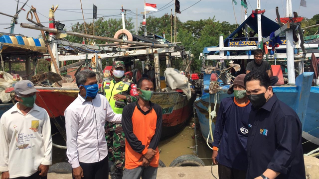 Menteri BUMN Erick Thohir menyambangi nelayan di lokasi pelelangan ikan, Subang, Jawa Barat, Sabtu (28/8).  Foto: Muhammad Darisman/kumparan