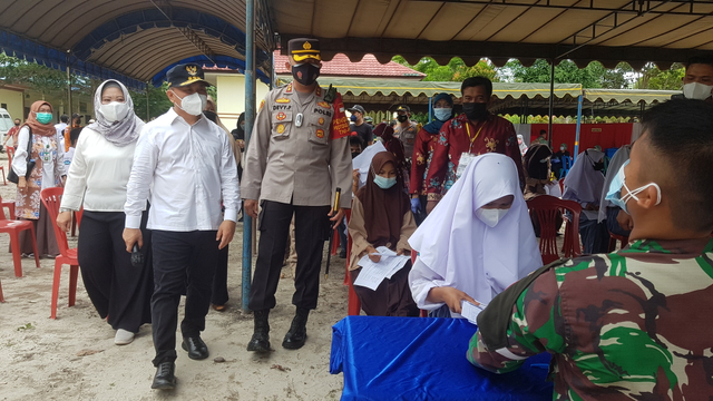 Gubernur Kalimantan Tengah Sugianto Sabran memantau kegiatan vaksinasi pelajar di Kotawaringin Barat/InfoPBUN/foto: Lukman Hakim