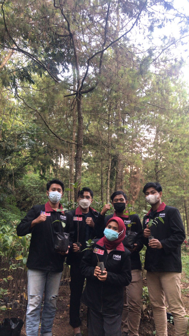 Mahasiswa Universitas Muhammadiyah Malang Gel.11 Kelompok 7 melakukan konservasi hutan di Desa Selorejo, Dusun Selokerto,Kab. Malang pada Selasa (24/08/2021)