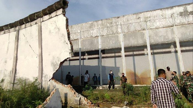 Tembok Lapas Kelas IIB Sarolangun ambruk sepanjang 100 meter. (Foto: Istimewa)