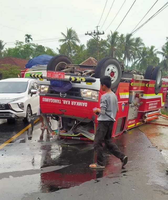 Mobil Damkar di Lampung Terguling Saat Menuju Lokasi Kebakaran (1)