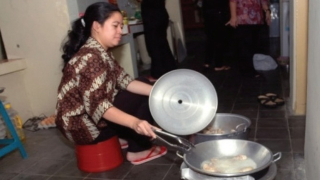 Puan Maharani memasak di Dapur Umum Puan (2009)/Foto: Repro buku Puan Maharani-Matang dalam Kerja Keras Politik