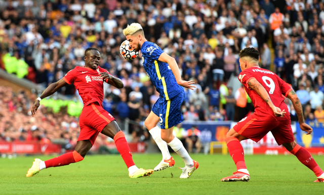 Pemain Chelsea Jorginho duel denganpemain Liverpool Sadio Mane saat bertanding di Anfield, Liverpool, Inggris. Foto: Peter Powell/Reuters