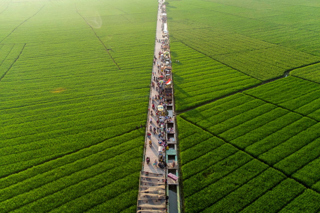 Foto udara suasana destinasi wisata Tegalan di Kampung Karang Tengah, Plawad, Karawang, Jawa Barat, Sabtu (28/8/2021). Foto: M Ibnu Chazar/Antara Foto