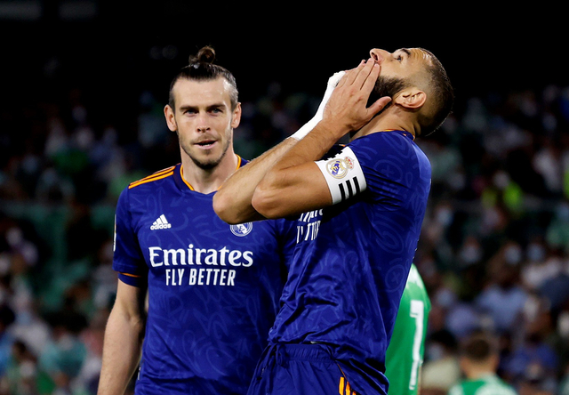 Ekspresi pemain Real Madrid Karim Benzema saat pertandingan melawan Real Betis di Estadio Benito Villamarin, Seville, Spanyol. Foto: Marcelo Del Pozo/Reuters