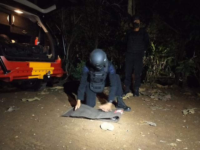 Tim Penjinak Bom Gegana DIY saat mengamankan granat aktif di Gunungkidul. Foto: istimewa
