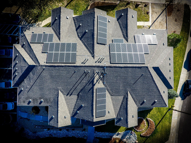 Panel surya yang terpasang di atas atap rumah