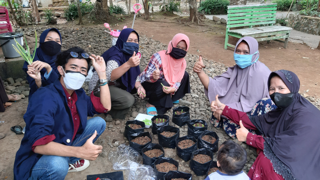 Praktik Perbanyakan Tanaman Pangan oleh Mahasiswa KKN IPB bersama Ibu Rumah Tangga Desa Kasegeran (Sumber : Dokumentasi Pribadi)