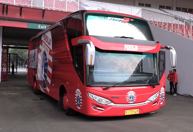 Foto: Deretan Bus Klub Sepak Bola Liga 1 2021, Mana yang Paling Keren? (264263)