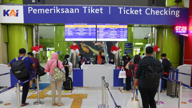 Calon penumpang kereta di Stasiun Gambir, Jakarta. Foto: Dok. KAI