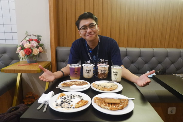 Presenter Lampung Geh, Ari Maliq siap menyantap aneka menu Croffle di Monga_id Bandar Lampung, Minggu (29/8) | Foto : Sidik Aryono/ Lampung Geh