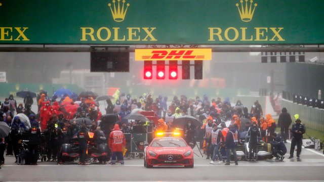 Suasana saat dimulainya balapan F1-Grand Prix Belgia ditunda karena cuaca buruk. Foto: Christian Hartmann/REUTERS
