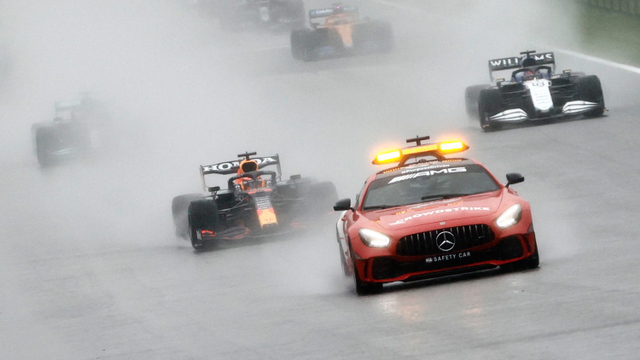 Safety car dan pembalap saat awal balapan F1 - Grand Prix Belgia tertunda karena cuaca buruk. Foto: Christian Hartmann/REUTERS