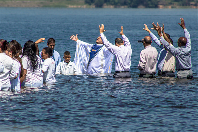 Apa Itu Baptis Selam dan Maknanya bagi Umat Kristen? | kumparan.com