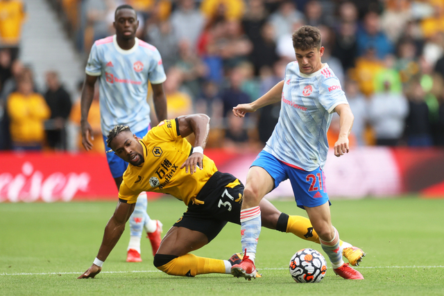 Pemain Manchester United Daniel James beraksi dengan pemain Wolverhampton Wanderers Adama Traore. Foto: Action Images via Reuters