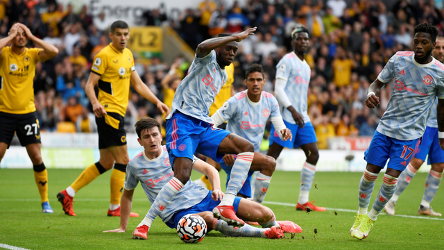 Pemain Manchester United Harry Maguire dan Aaron Wan-Bissaka beraksi di Stadion Molineux, Wolverhampton, Inggris, Minggu (29/8). Foto: Tony Obrien/REUTERS