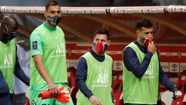 Pemain PSG Lionel Messi (tengah) berjalan ke bangku cadangan pada babak pertama pertandingan Reims vs Paris St Germain di Stade Auguste-Delaune, Reims, Prancis, Minggu (29/8). Foto: Benoit Tessier/REUTERS