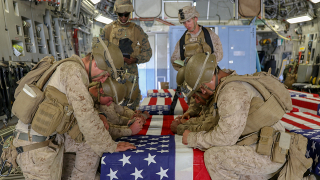 Marinir AS menghormati anggota layanan mereka yang gugur yang tewas dalam aksi, selama upacara ramp di Bandara Internasional Hamid Karzai di Kabul, Afghanistan, (27/8). Foto: U.S. Central Command/Handout via REUTERS