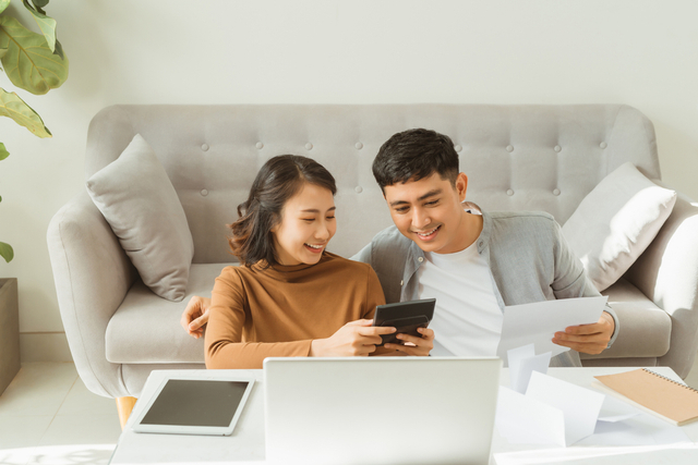 Ilustrasi mengatur keuangan bersama pasangan. Foto: Shutterstock