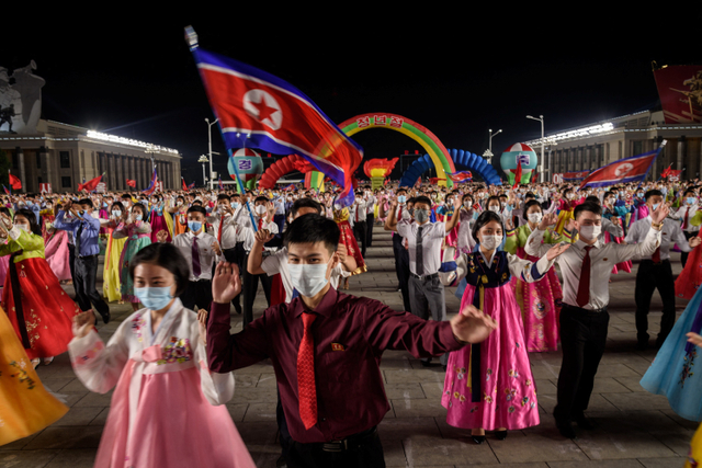 Sejumlah siswa menghadiri acara tarian dan kembang api untuk merayakan Hari Pemuda di alun-alun Kim IL Sung di Pyongyang, Korea Utara. Foto: KIM Won Jin / AFP