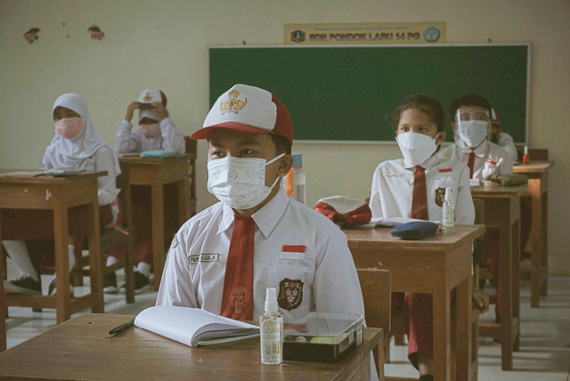 Sejumlah siswa mengenakan masker menghadiri Pembelajaran Tatap Muka (PTM) di SDN Pondok Labu 14 Pagi, Jakarta, Senin (30/8). Foto: Jamal Ramadhan/kumparan